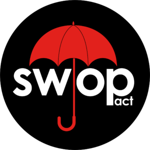 SWOP ACT 로고는 검은색 원 안에 ‘swop act’라는 문구가 적힌 빨간 우산이 그려져 있습니다.